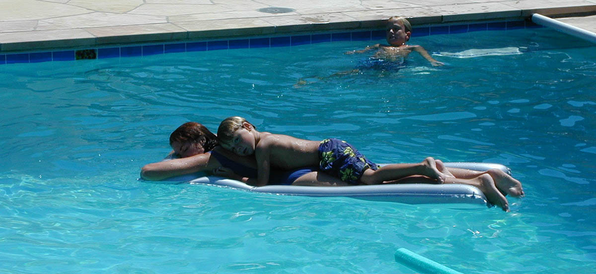 Sammy on Jennifer in pool